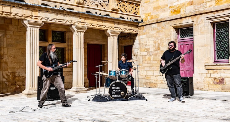LES RUINES COULENT EN SILENCE